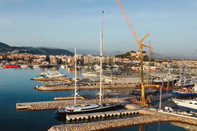 starts the rigging process in Port Denia shipyard with crane and main mast